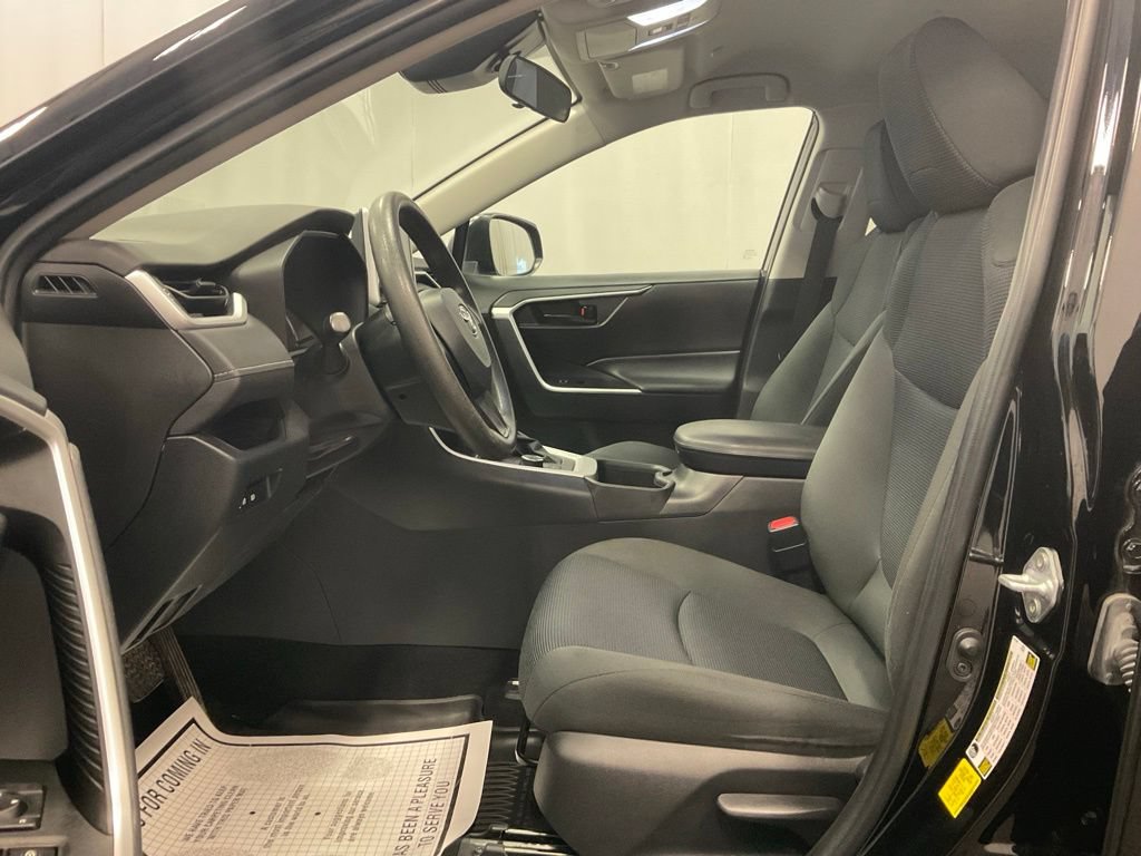 Used 2023 Toyota RAV4 LE AWD/4WD image 4