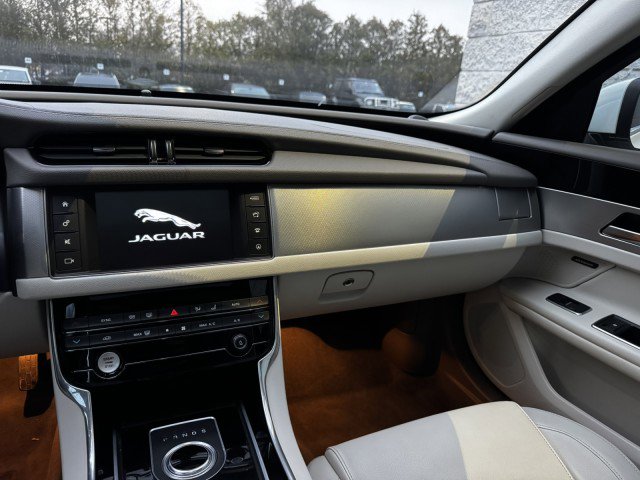 Used 2017 Jaguar XF RWD image 24