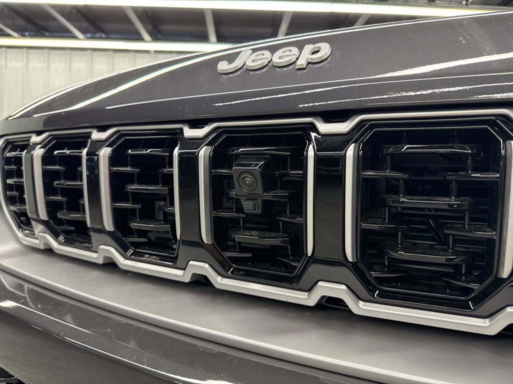 New 2026 Jeep Grand Cherokee Summit image 4