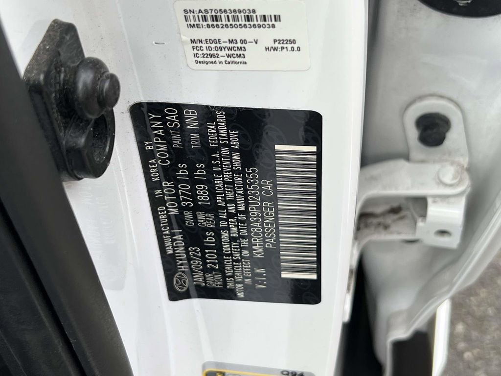 Certified 2023 Hyundai Venue Limited w/ Cargo Package image 19