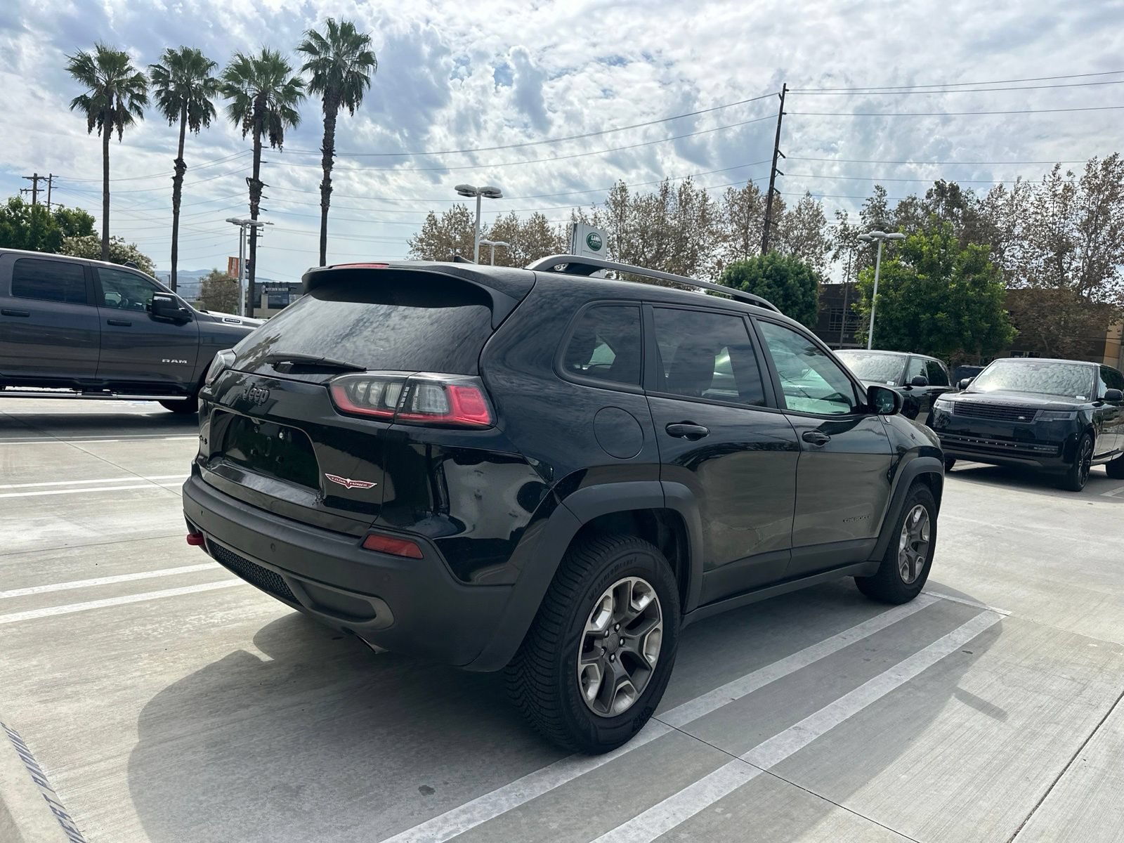 Used 2019 Jeep Cherokee Trailhawk w/ Cold Weather Group AWD/4WD image 3
