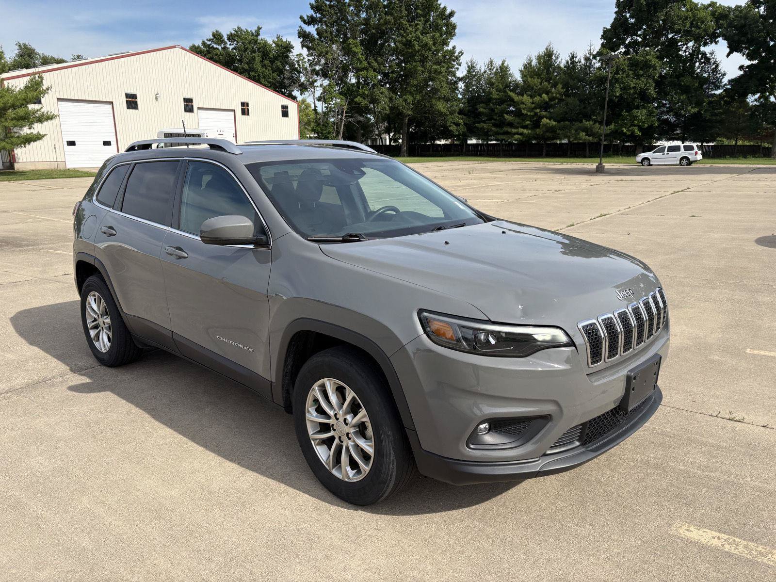 Used 2021 Jeep Cherokee Latitude Lux w/ Comfort/Convenience Group AWD/4WD image 2
