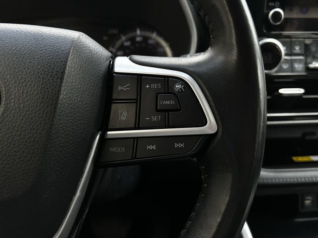 Used 2023 Toyota Highlander XLE FWD image 16