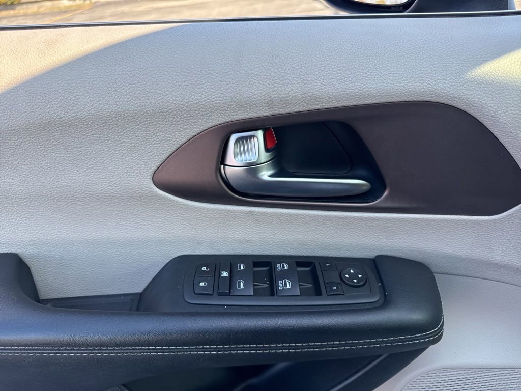 Used 2023 Chrysler Voyager LX image 11