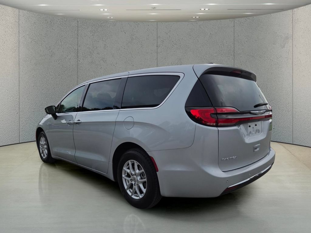 Used 2024 Chrysler Pacifica Touring-L FWD image 7