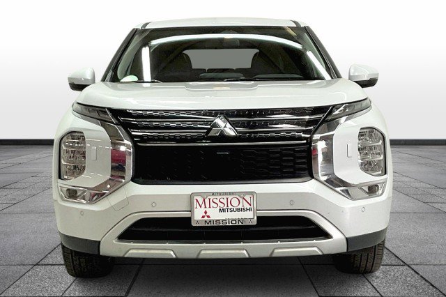 Used 2024 Mitsubishi Outlander SE image 3