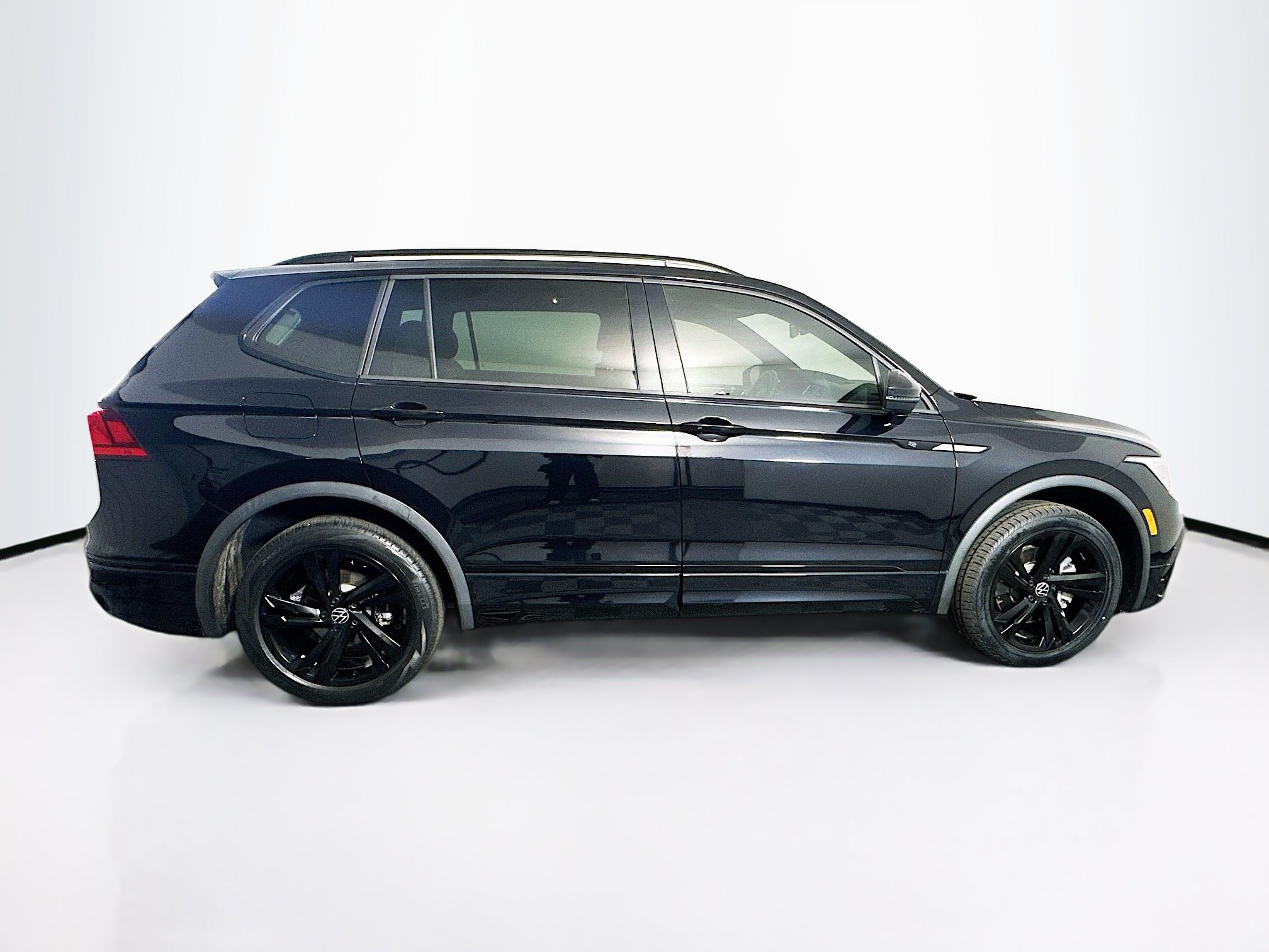 Used 2023 Volkswagen Tiguan SE R-Line FWD image 10