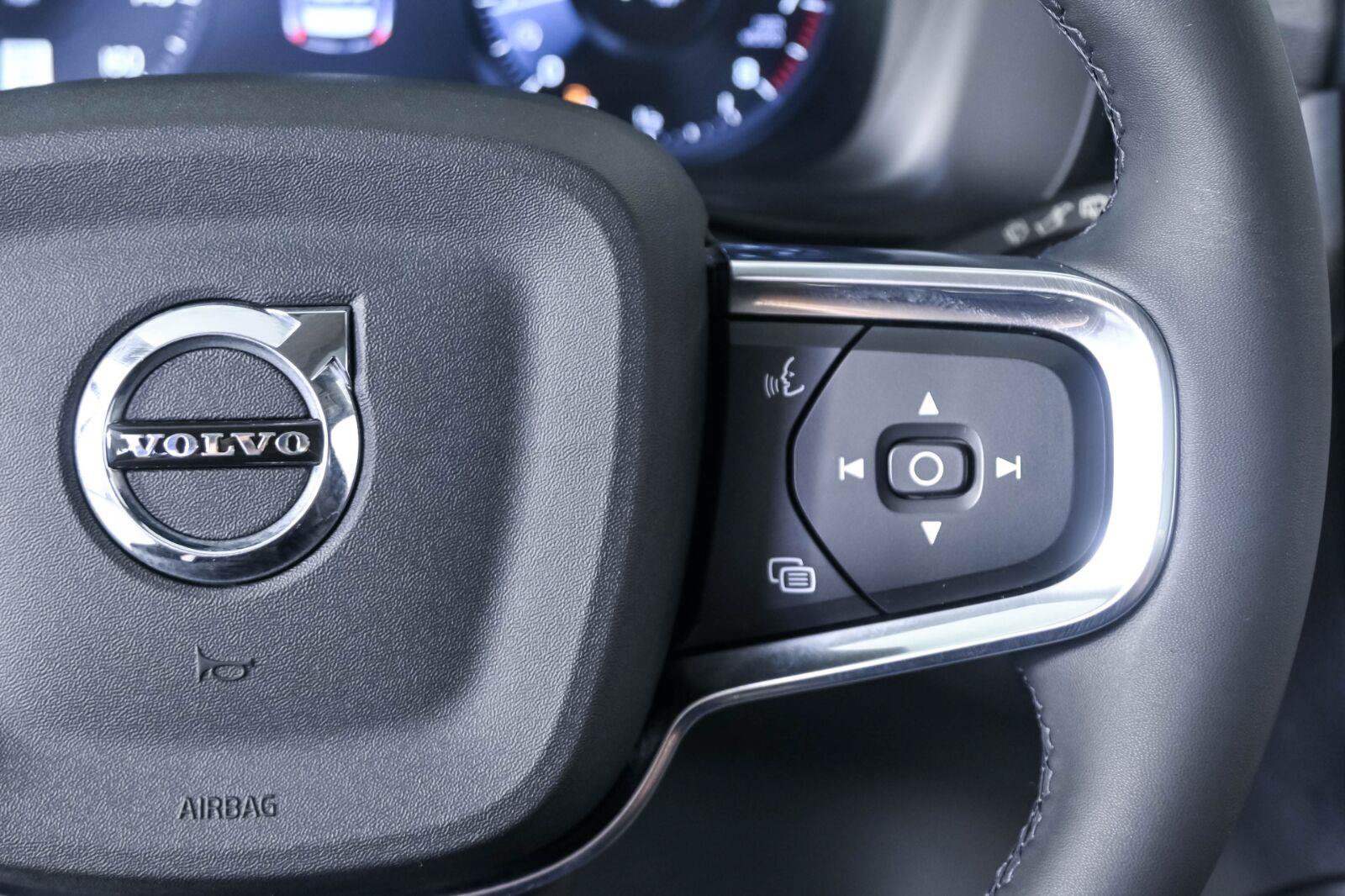 Used 2022 Volvo XC40 T5 Momentum w/ Premium Package AWD/4WD image 10