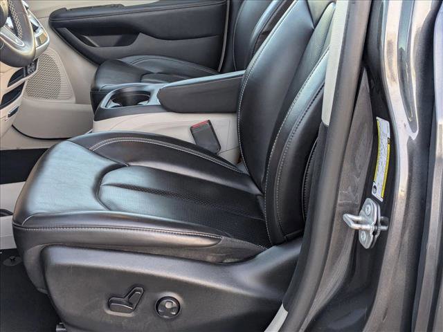 Used 2023 Chrysler Pacifica Touring-L image 14