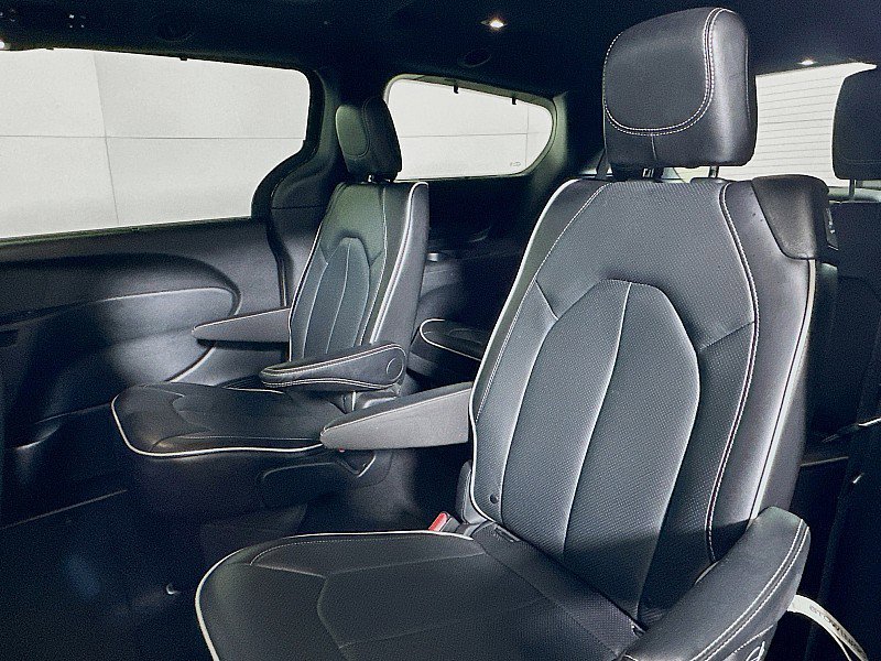 Used 2025 Chrysler Pacifica Limited image 22