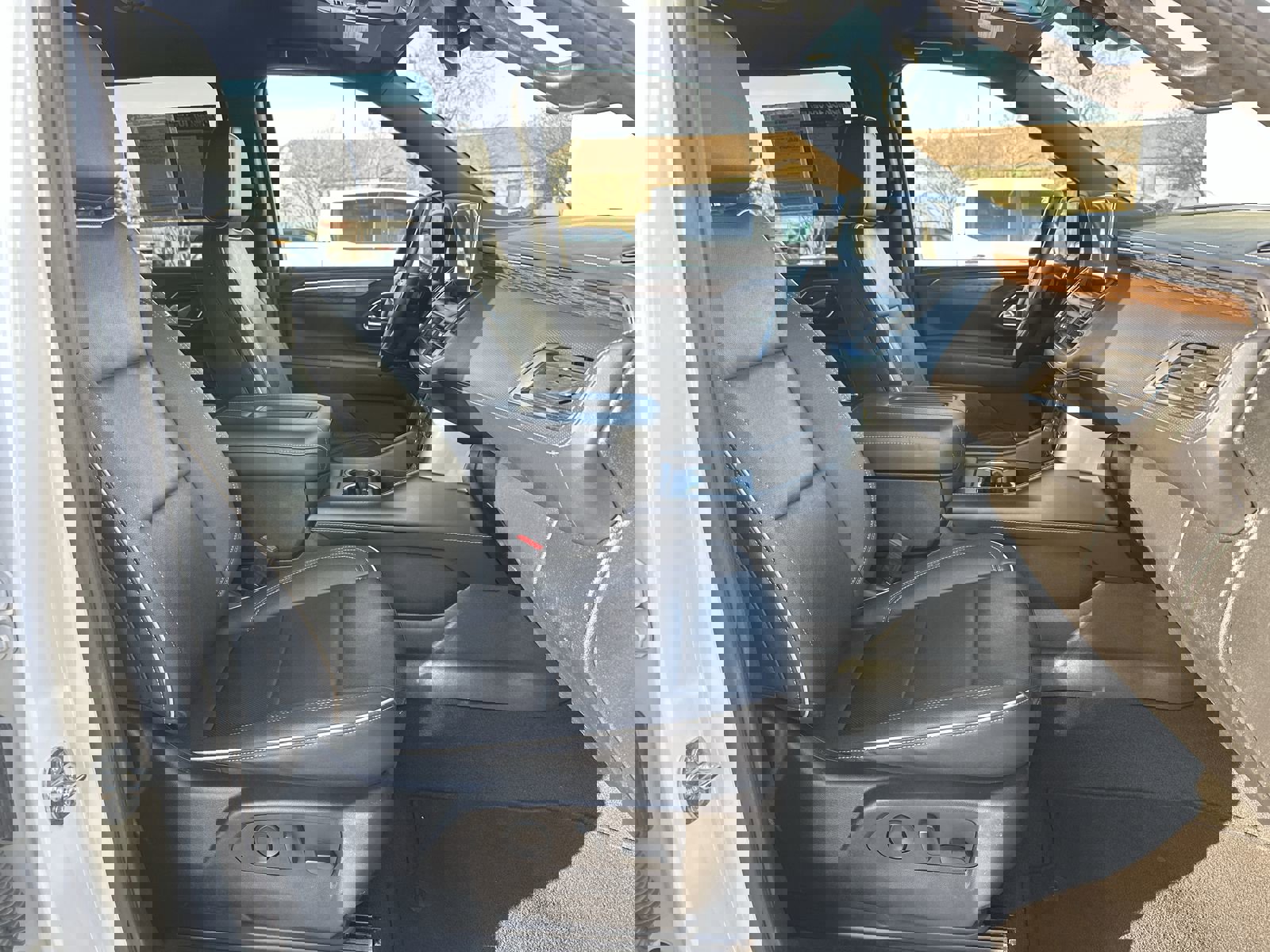 Used 2023 Chevrolet Suburban Premier image 22