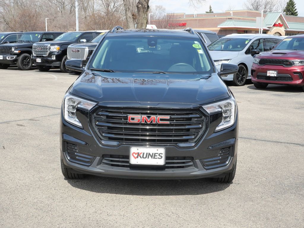Used 2024 GMC Terrain SLE w/ Driver Convenience Package image 2