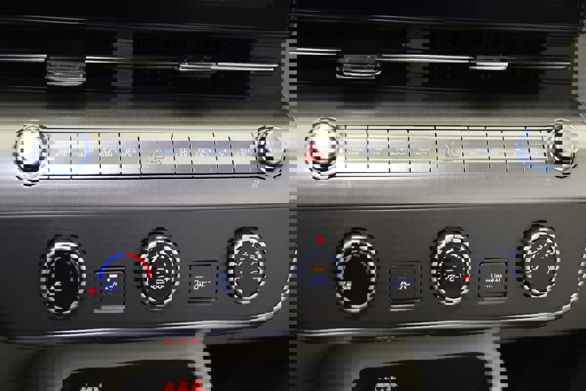 Used 2024 Hyundai Kona SE image 28