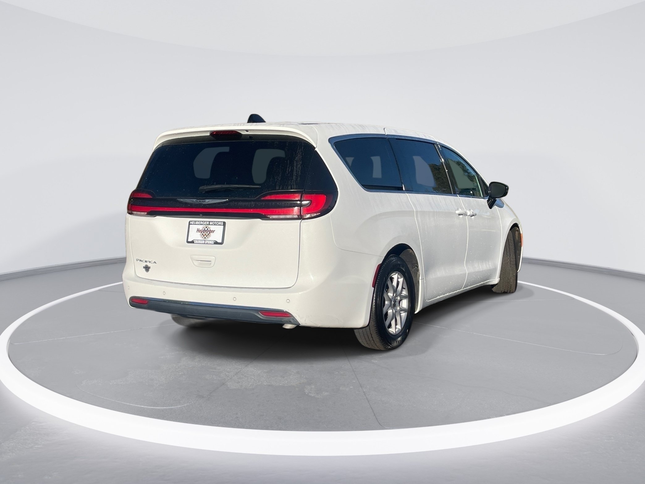 Used 2024 Chrysler Pacifica Touring FWD image 5