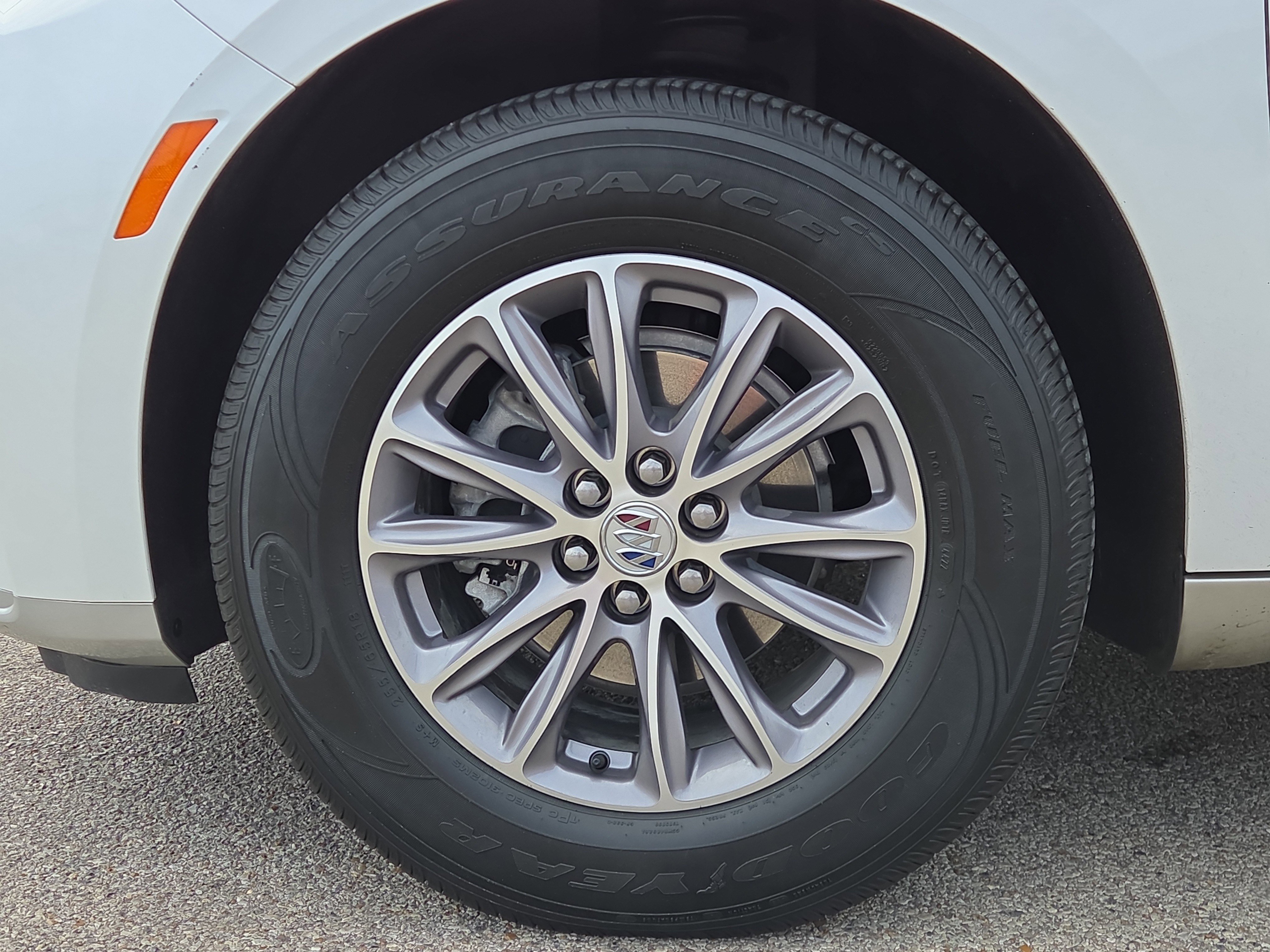 Used 2023 Buick Enclave Essence image 9