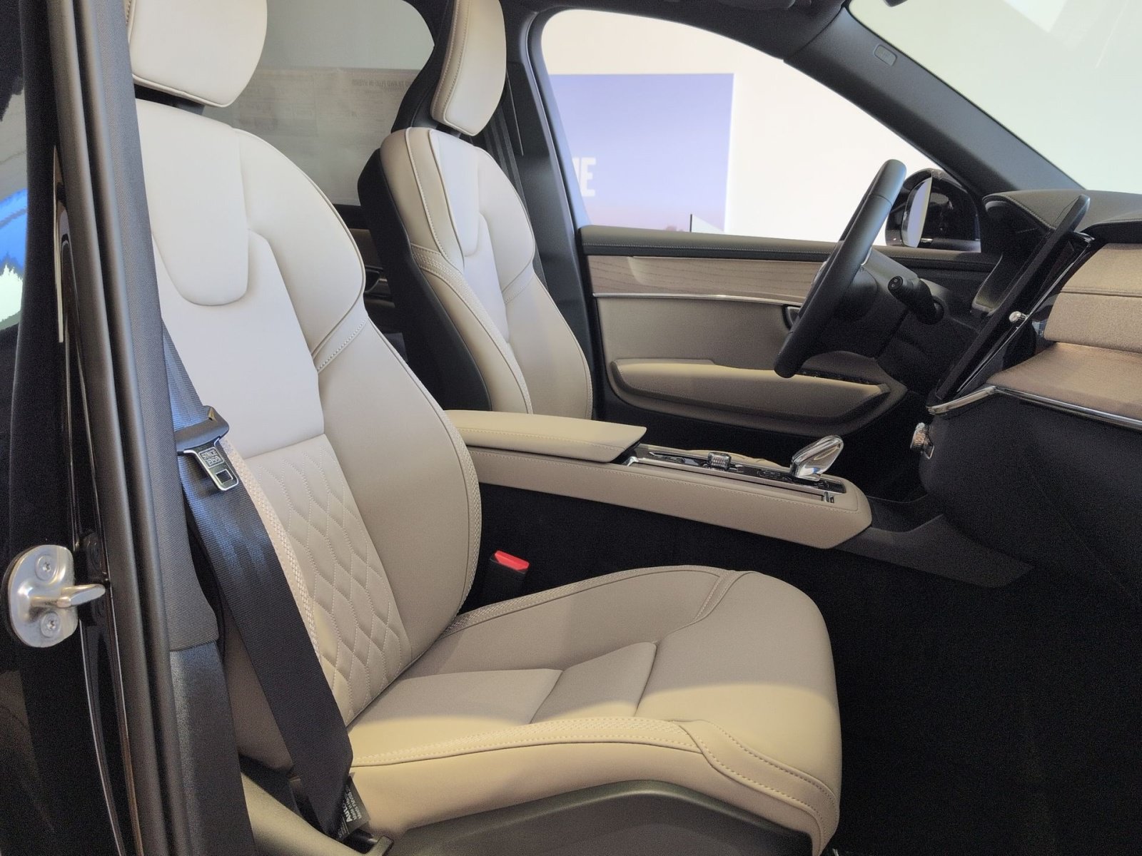 New 2026 Volvo XC90 T8 Plus w/ Protection Package Premier AWD/4WD image 34