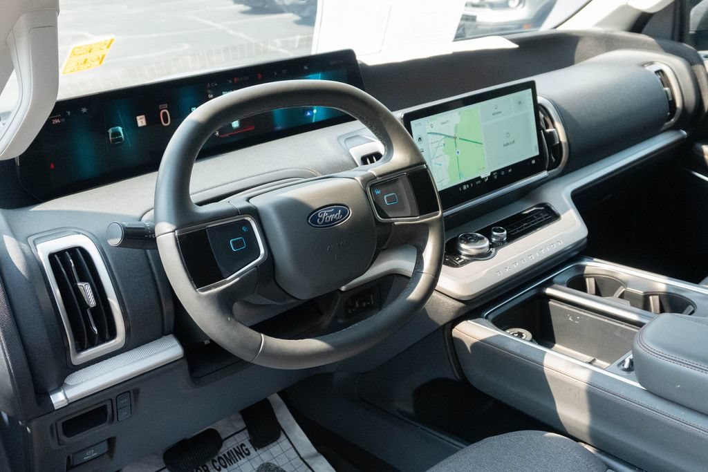 Used 2025 Ford Expedition Active RWD image 4