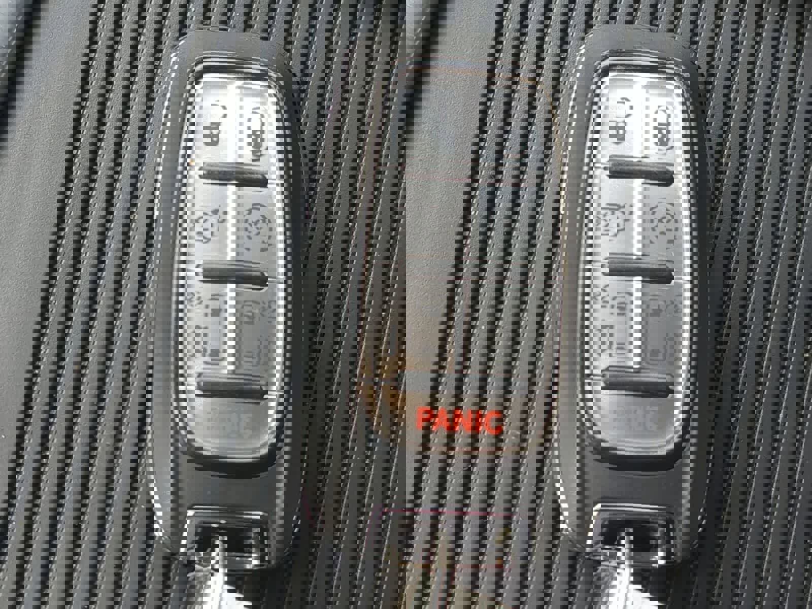 Used 2023 Chrysler Pacifica Touring-L image 32