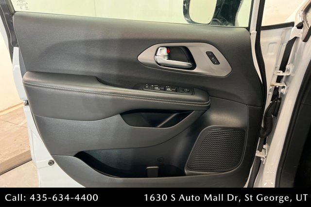 Used 2025 Chrysler Pacifica Select FWD image 14