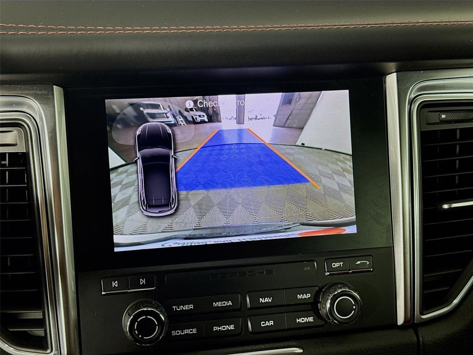 Used 2018 Porsche Macan AWD/4WD image 17