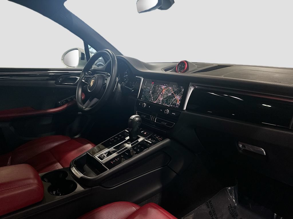 Used 2024 Porsche Macan AWD/4WD image 30