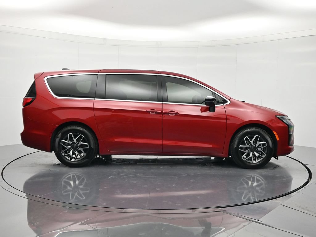 New 2027 Chrysler Pacifica Limited w/ Family Tech Group FWD image 4