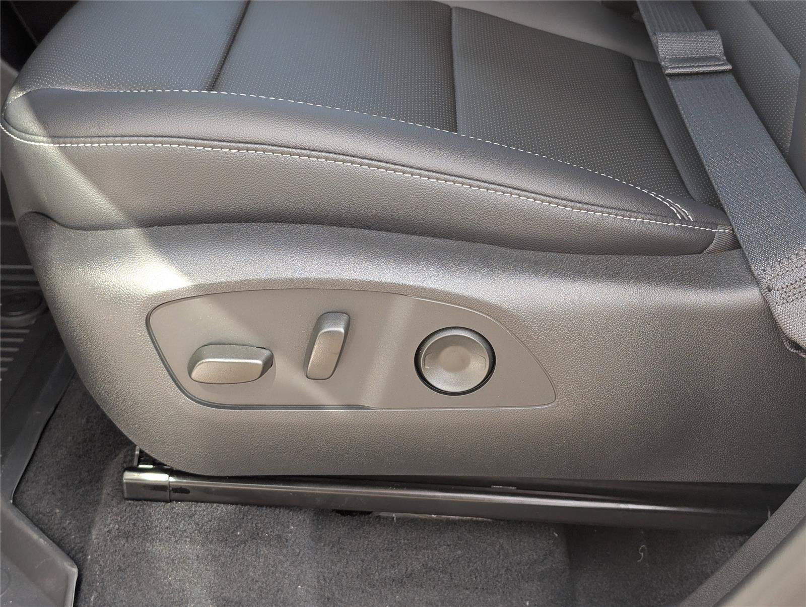 New 2026 Chevrolet Traverse LT w/ Driver Confidence Package FWD image 32