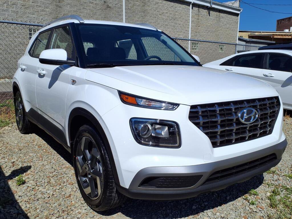 New 2026 Hyundai Venue SEL FWD image 3