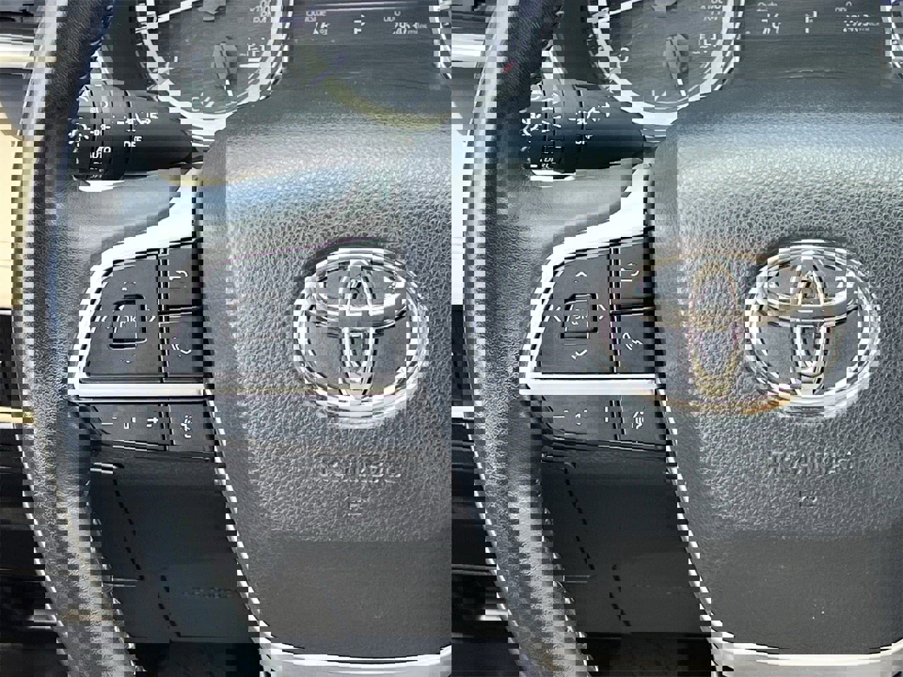 Used 2023 Toyota Highlander XLE image 12