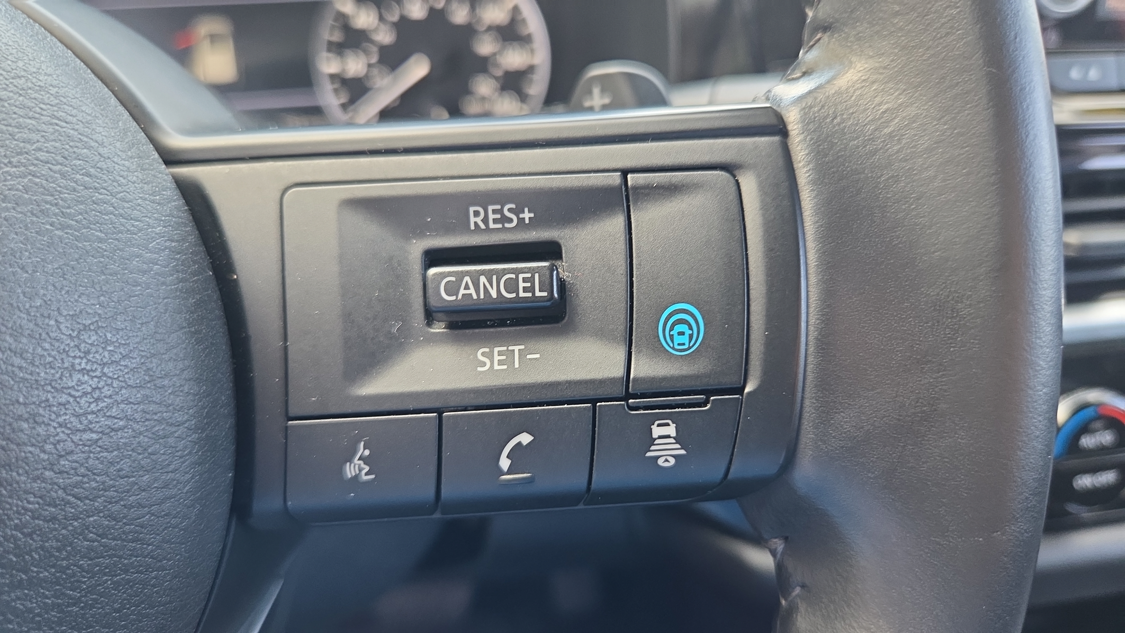Used 2025 Nissan Pathfinder SV FWD image 25