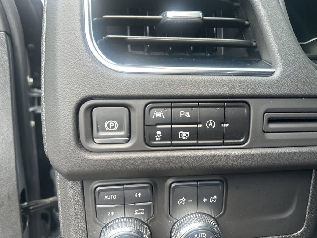 Used 2024 GMC Yukon SLT w/ SLT Luxury Package image 18