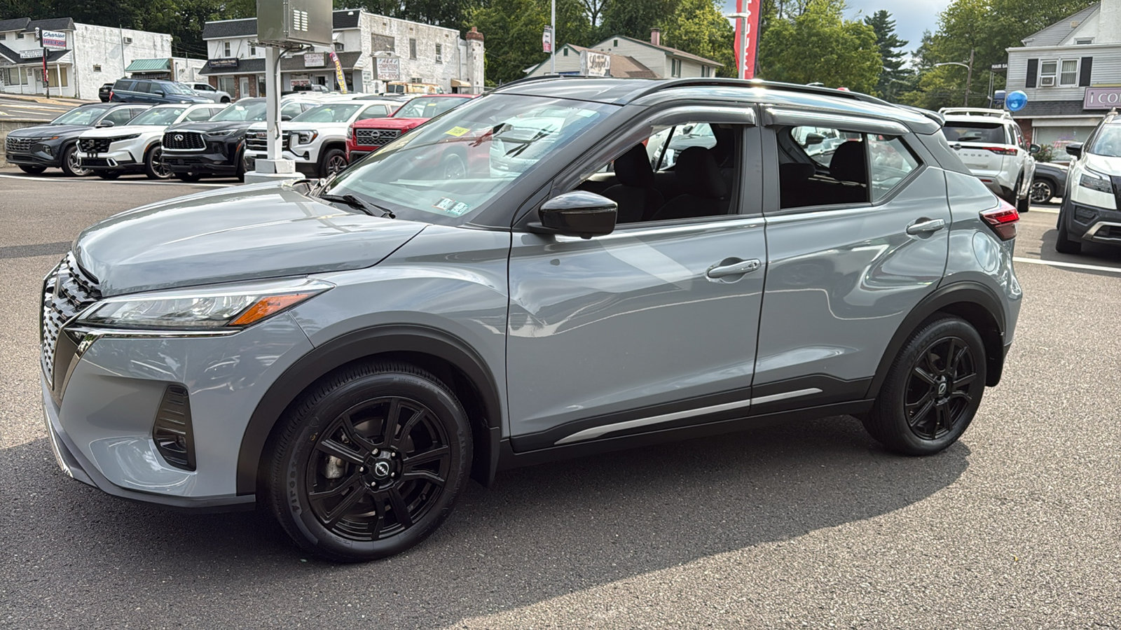 Certified 2024 Nissan Kicks SR FWD image 3