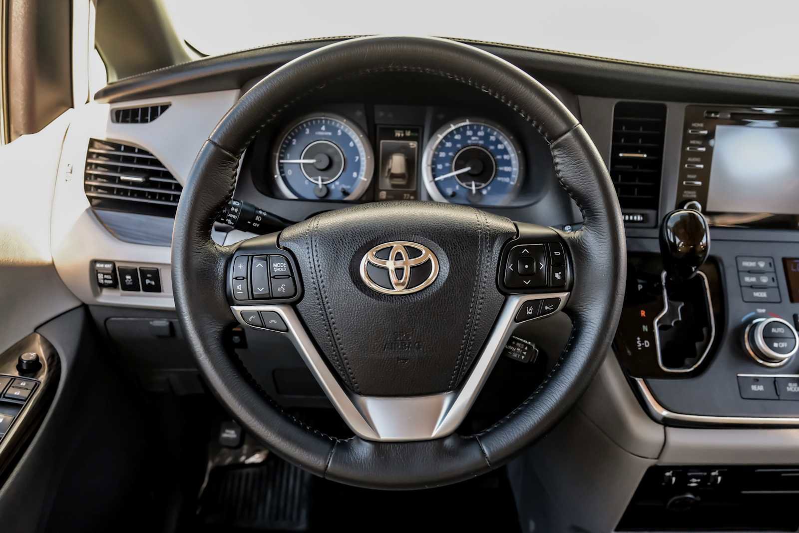 Used 2018 Toyota Sienna XLE image 18