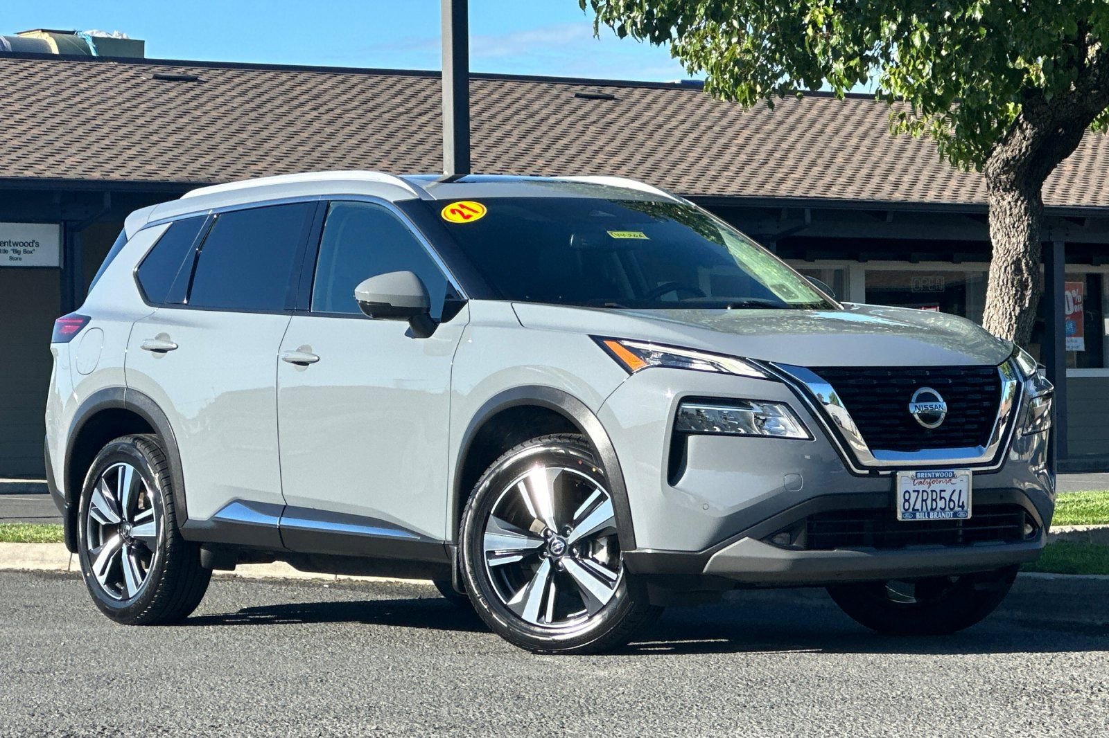 Used 2021 Nissan Rogue SL w/ Premium Package image 2