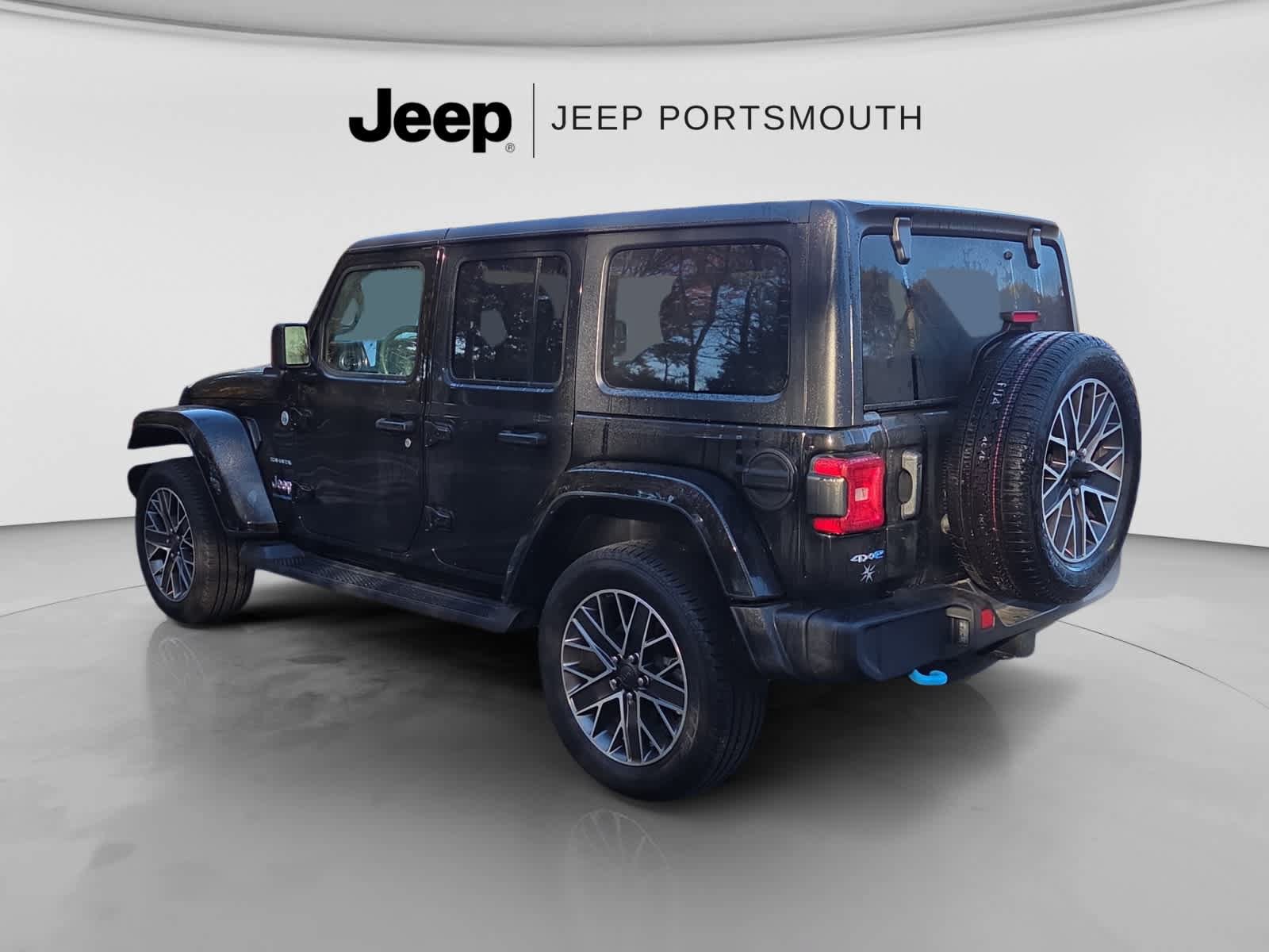 Used 2023 Jeep Wrangler Unlimited Sahara w/ Cold Weather Group AWD/4WD image 5