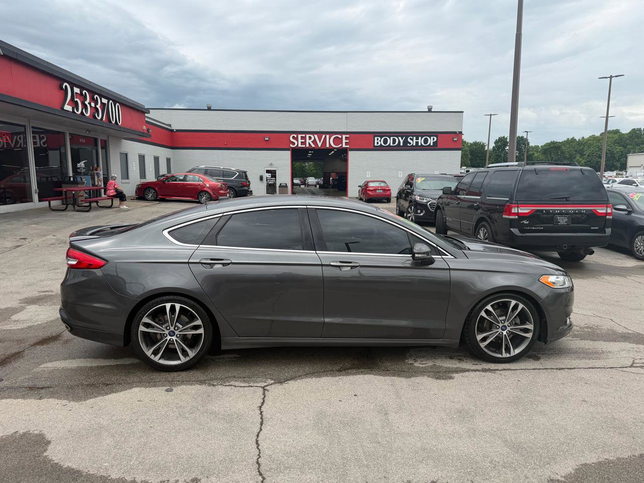 Used 2017 Ford Fusion Titanium FWD image 2