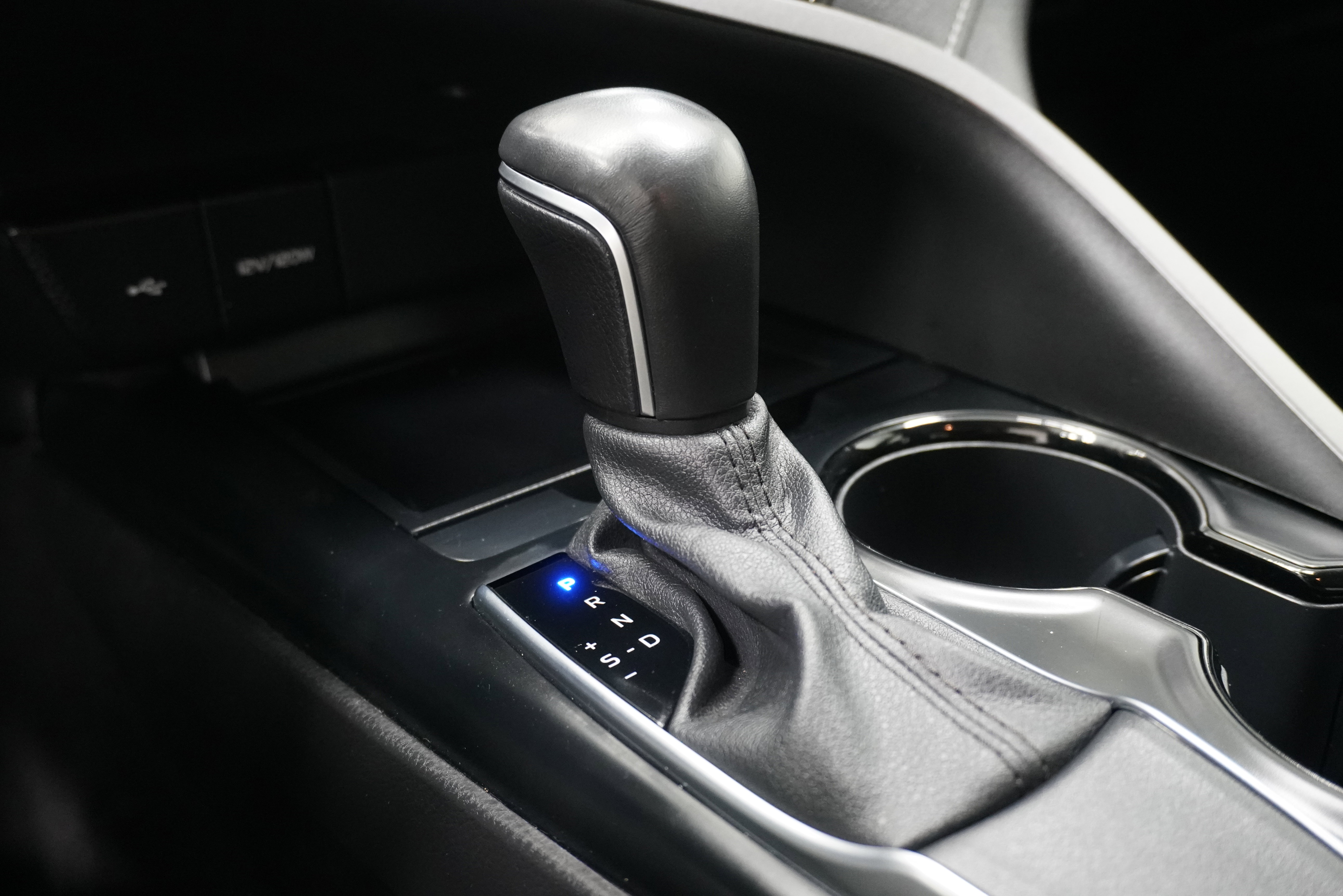 Used 2020 Toyota Camry SE FWD image 19