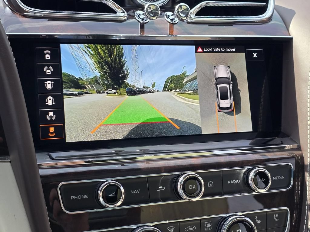 Used 2022 Bentley Bentayga AWD/4WD image 29