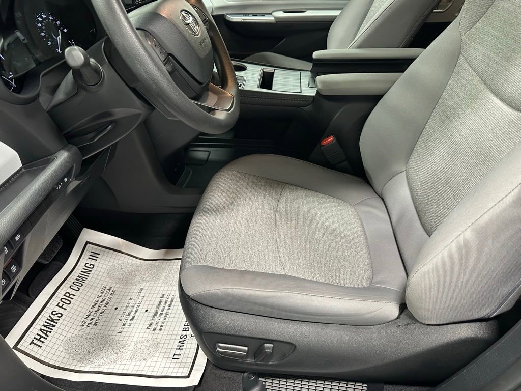 Used 2025 Toyota Sienna LE FWD image 13