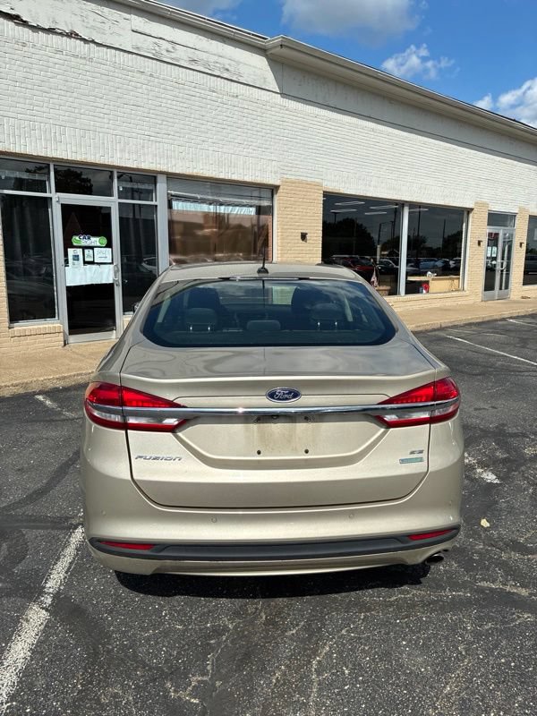 Used 2018 Ford Fusion SE w/ Fusion SE Technology Package FWD image 4