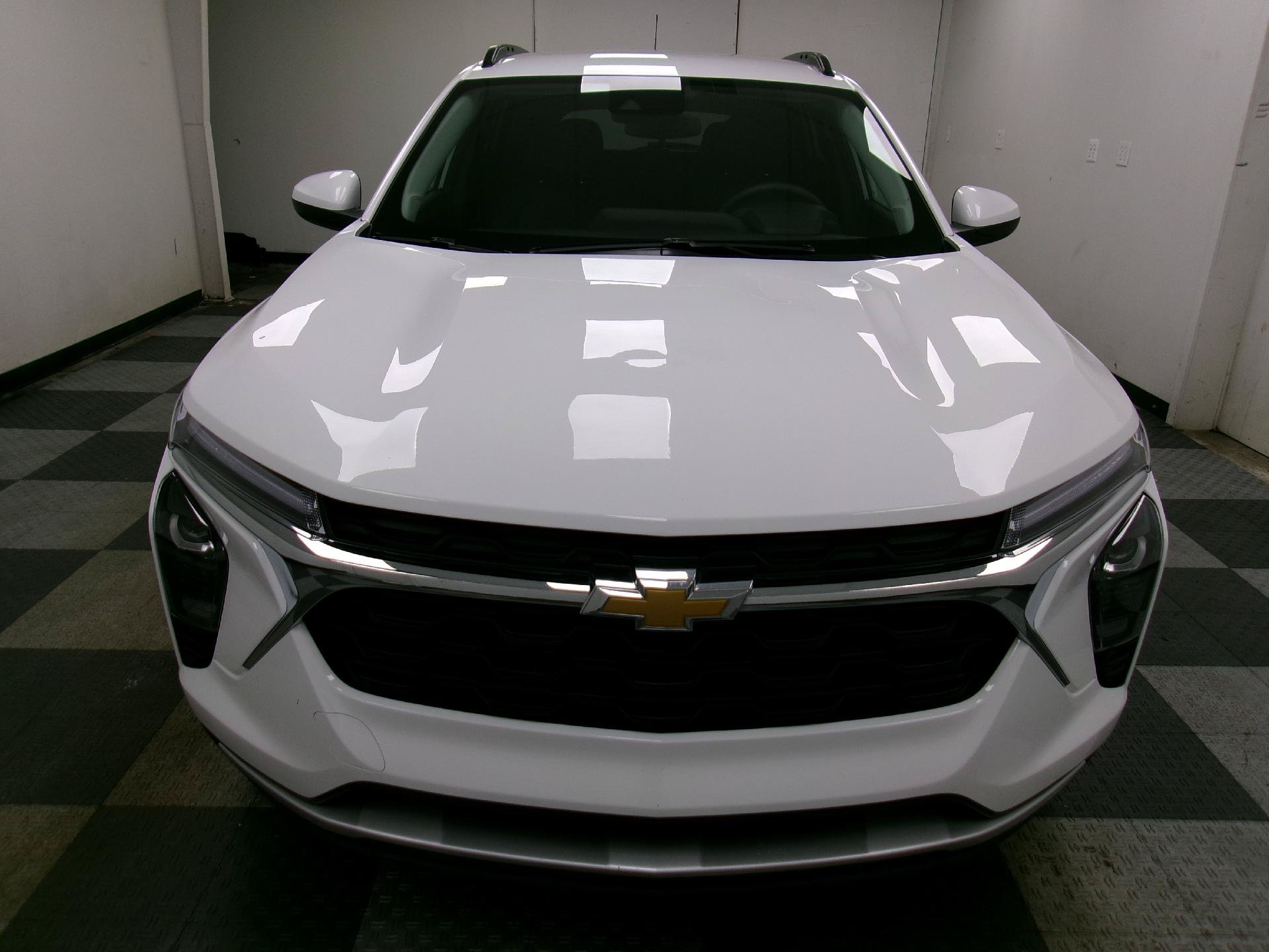 Used 2025 Chevrolet Trax LT FWD image 14