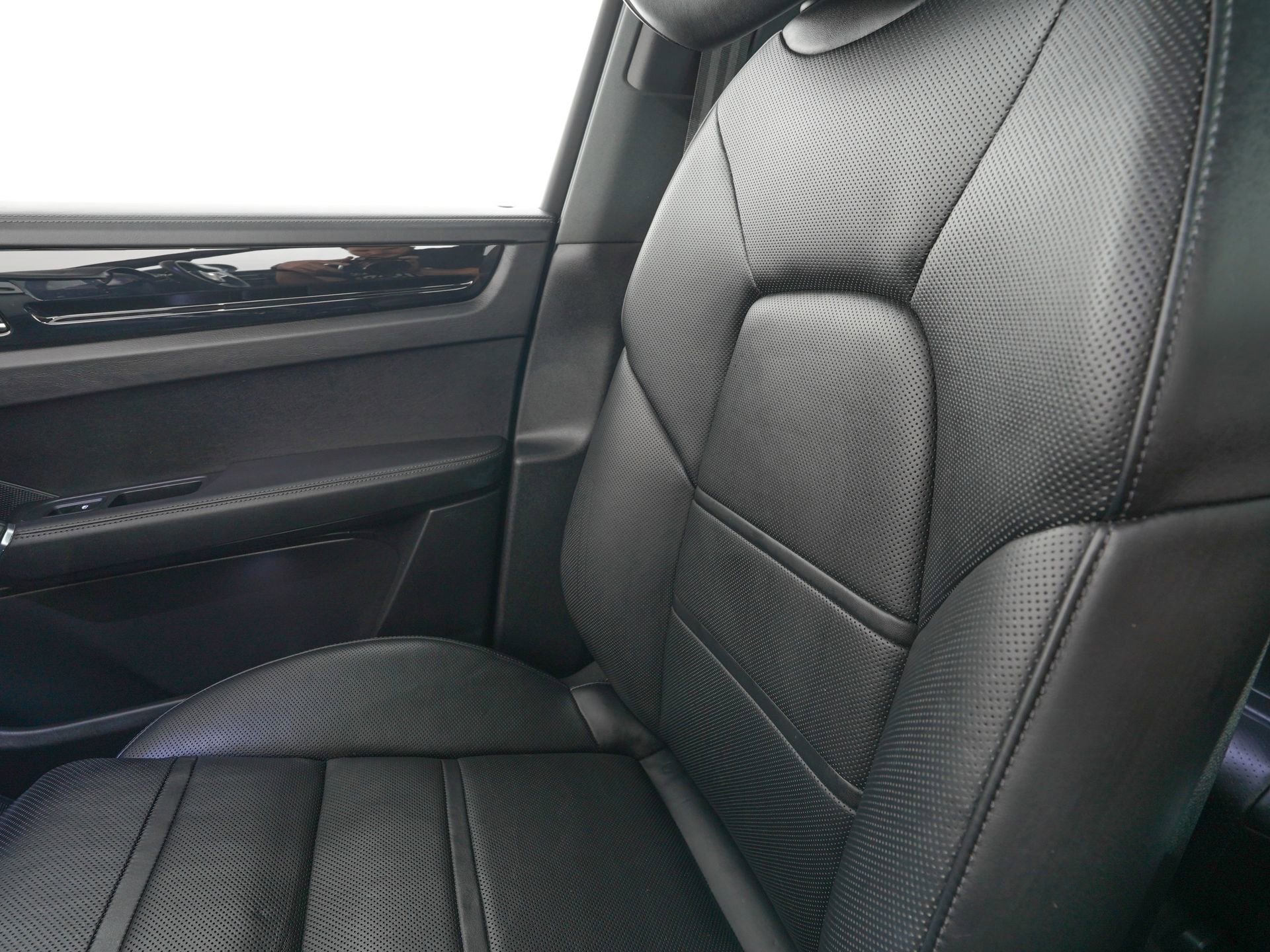 Used 2023 Porsche Cayenne image 27