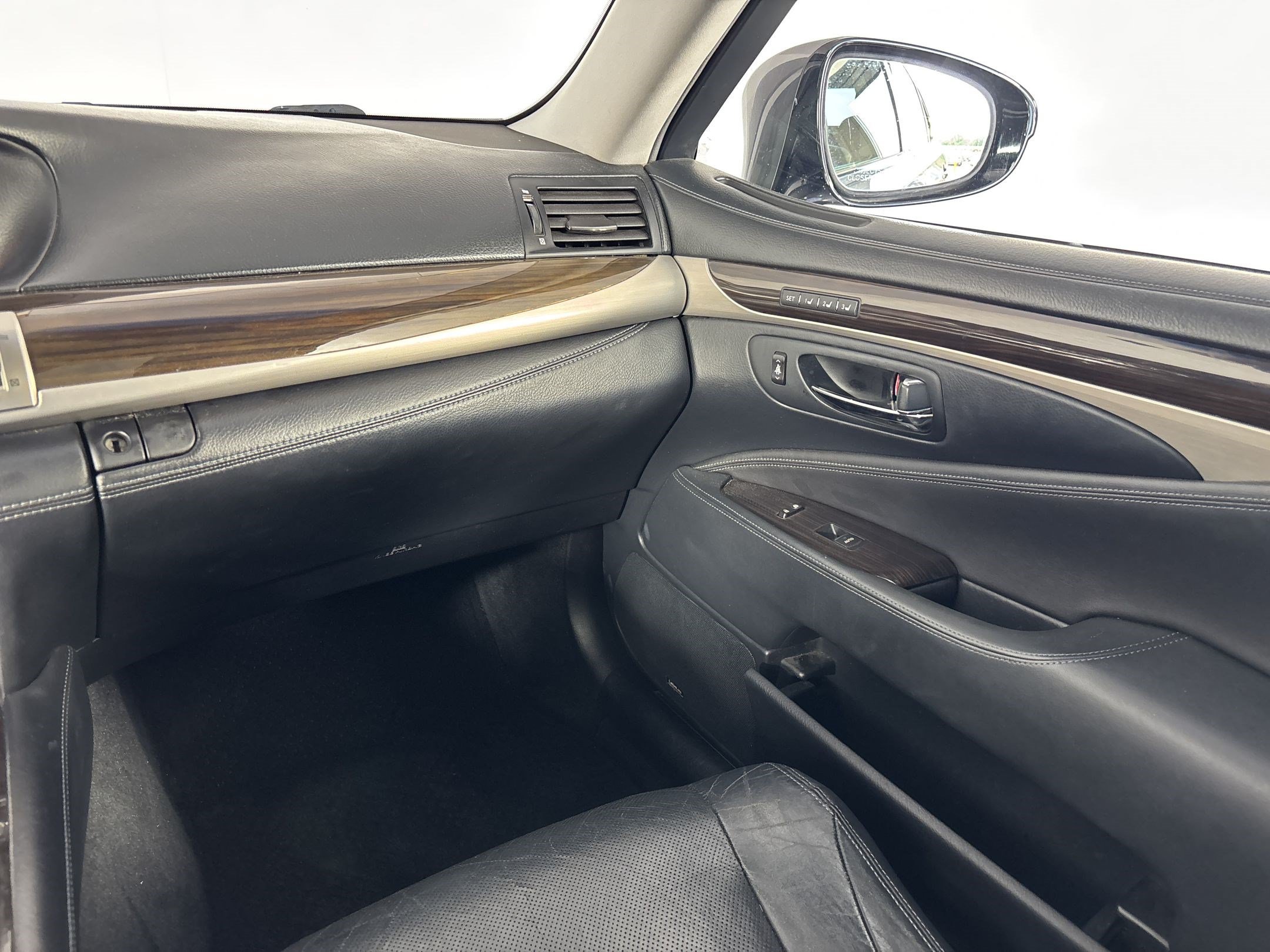 Used 2013 Lexus LS 460 AWD w/ Comfort Pkg image 28