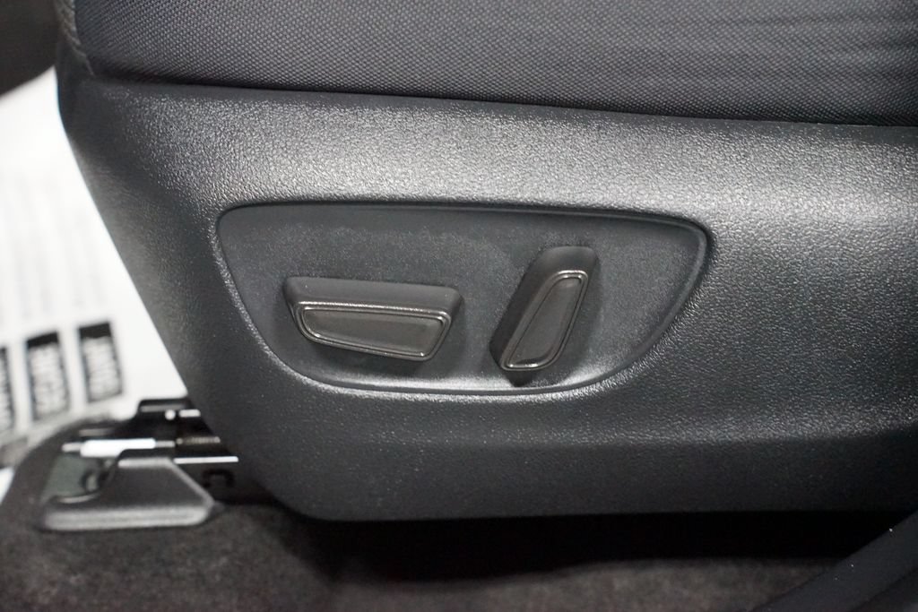 Used 2023 Toyota Highlander L FWD image 32