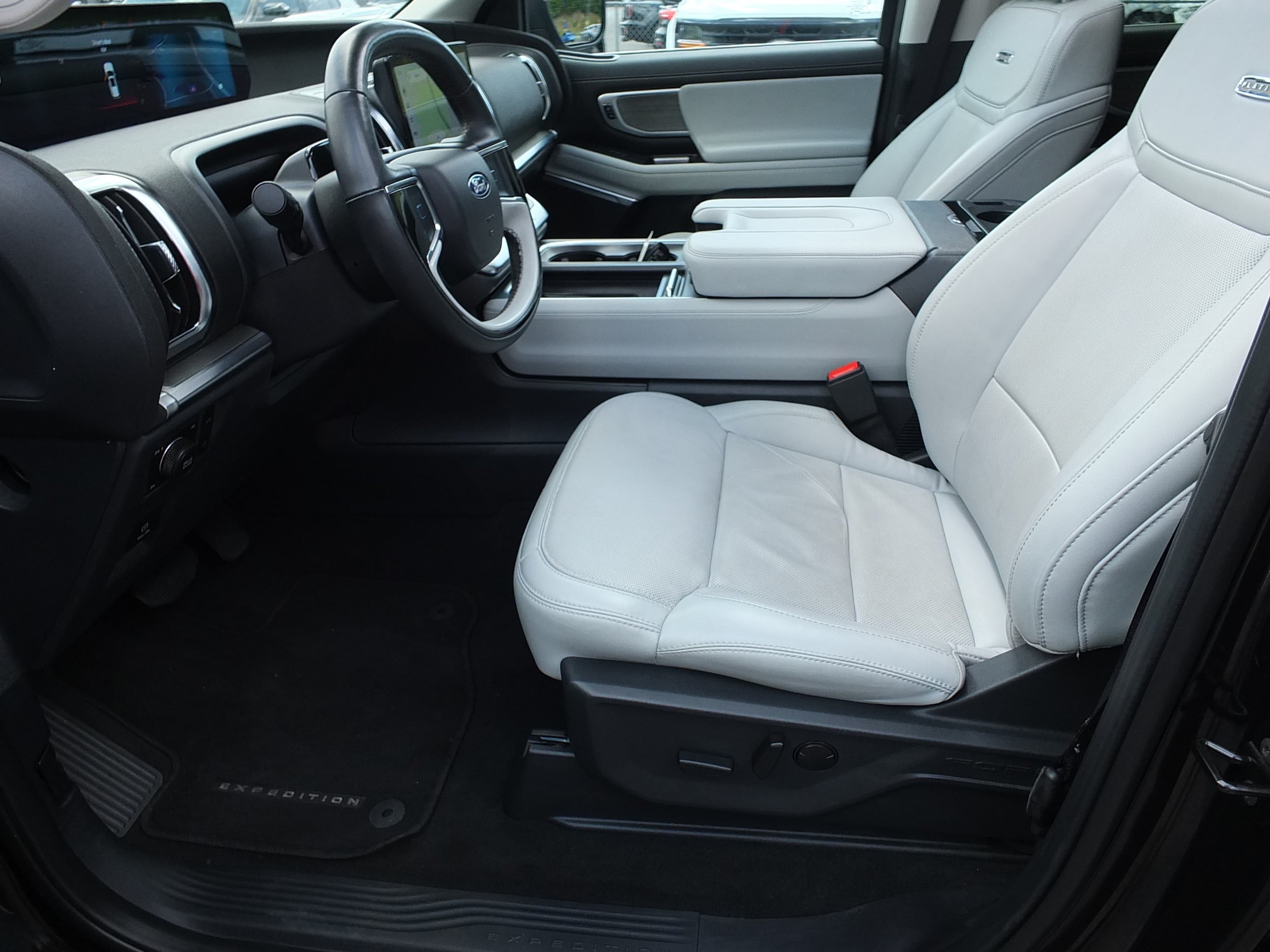 Used 2025 Ford Expedition Platinum w/ Driver's Package AWD/4WD image 13