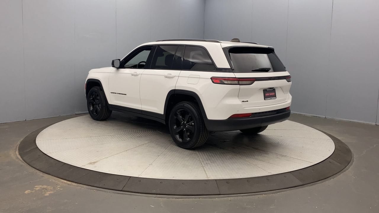 Used 2023 Jeep Grand Cherokee Altitude AWD/4WD image 3