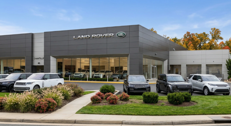 Used 2025 Land Rover Discovery S AWD/4WD image 2