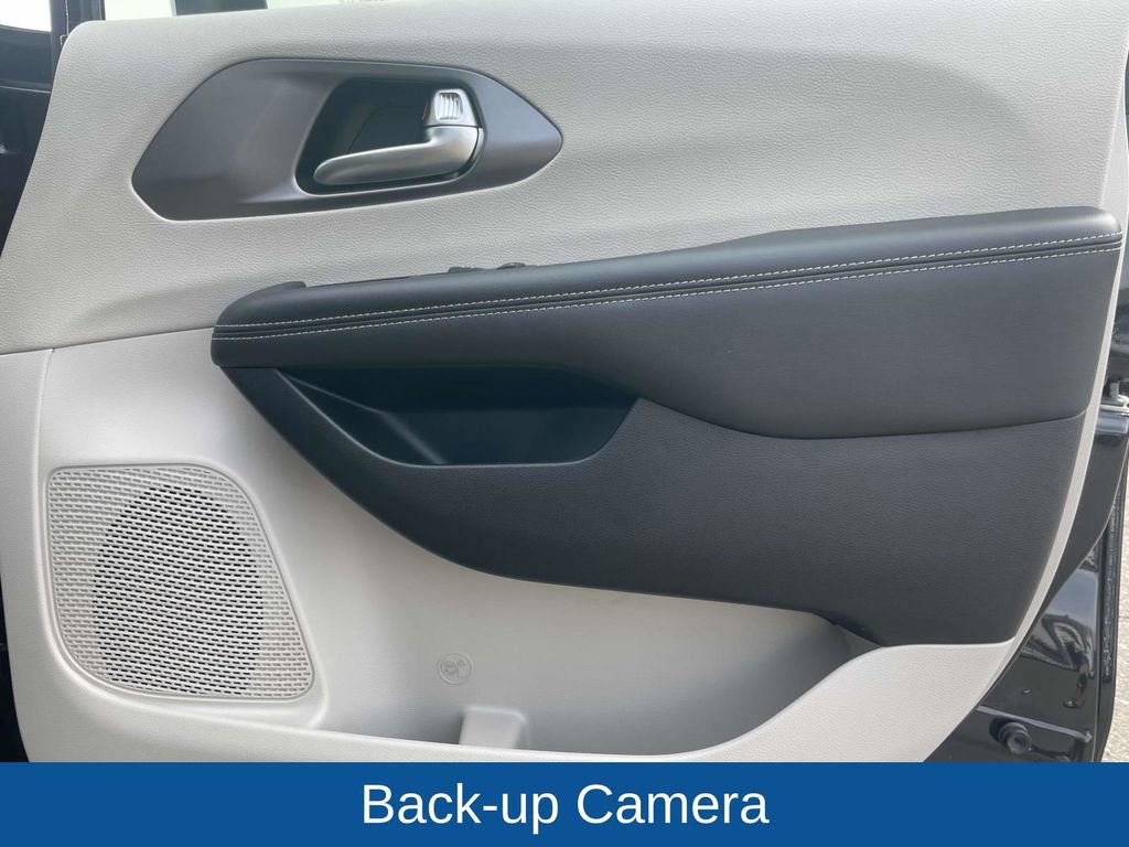 Certified 2023 Chrysler Pacifica Touring-L image 16