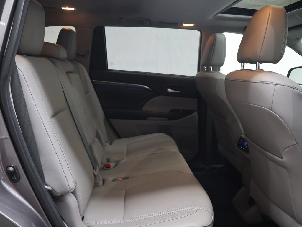 Used 2018 Toyota Highlander Limited w/ Carpet Mat Package (TMS) AWD/4WD image 12
