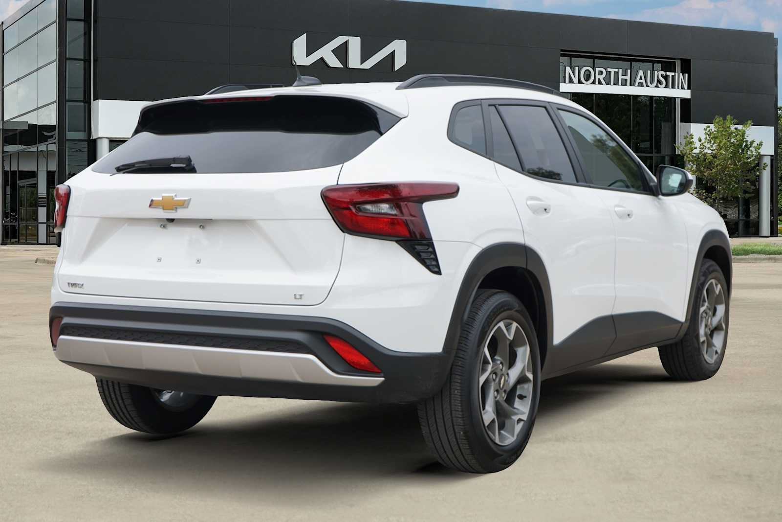 Used 2025 Chevrolet Trax LT FWD image 5